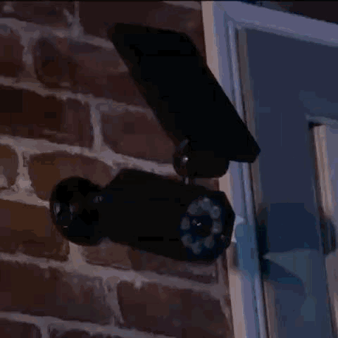 Camera de supraveghere falsa cu panou solar și senzor de lumina